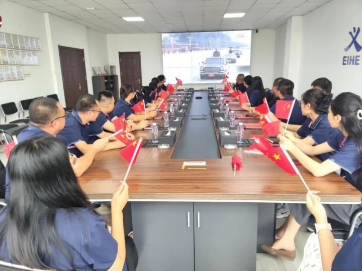 Eihera nga istruktura sa istruktura sa asero nga giorganisar nga pagtan-aw sa live broadcast sa ika-93rd Militar Parade